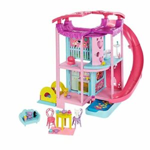 Barbie Chelsea Casa de juegos Casa de dos pisos para muñecas de juguete con accesorios (Mattel HCK77)