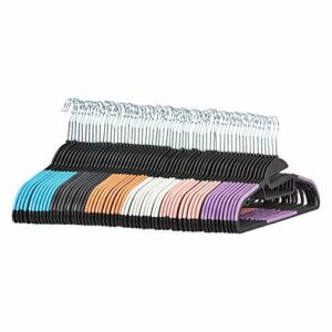 Amazon Basics - Perchas de plástico antideslizantes para ahorrar espacio con 10 pinzas de dedo, 6 colores, Paquete de 60